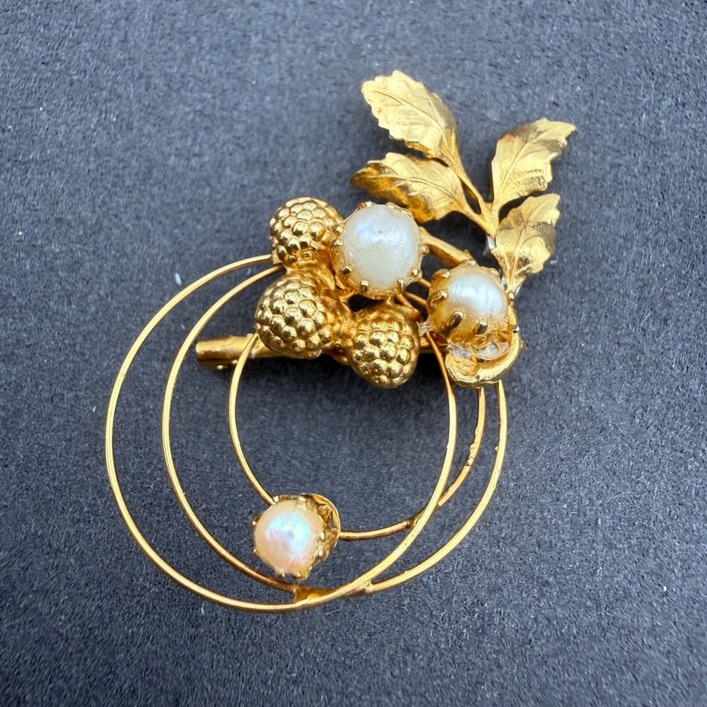 Berry Leaf Circle Brooch Faux Pearl Gold Tone Botanical Victorian Style Pin